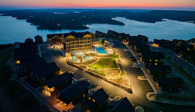 Indoor pools! Hot Tub, Fire Pit, Game Room, Fun for Families and Groups!