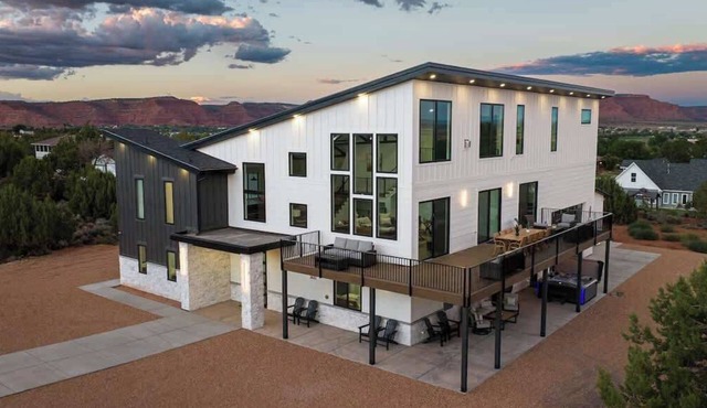 Indoor Sports Court, Pool, Hottub, 30+ People