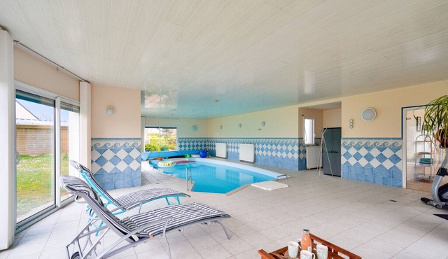 Indoor swimming pool - sauna for 9 at Loctudy