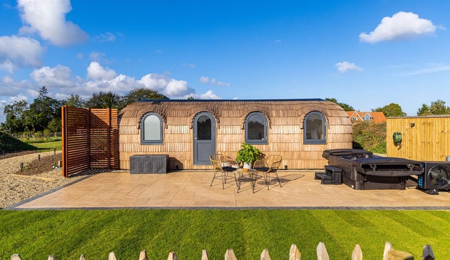 INDREK - MAYFLOWER MEADOW, romantic, with hot tub in Brandesburton