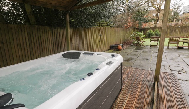 INDUJA, family friendly, with hot tub in Dore