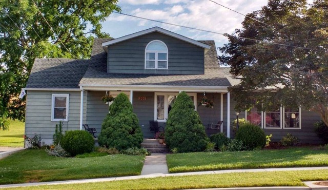 INDULGE - FRESH FLOWERS, MANY AMENITIES