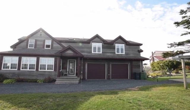 Indulge in Coastal Luxury: Unforgettable Waterfront Getaway! Multiple Families!