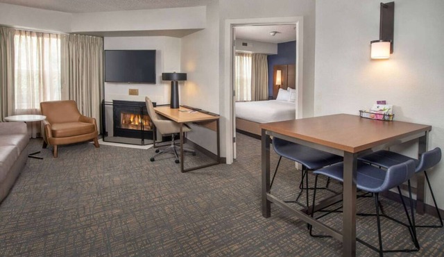 Indulge in Home Like Comfort! 3 Comfortable Units, w/Pool, Free Breakfast!