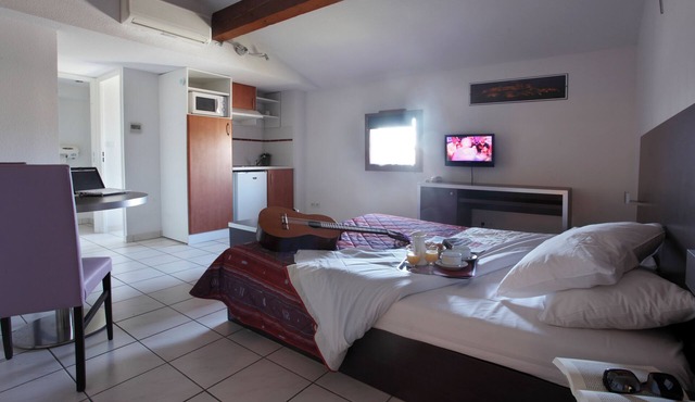 Indulge in Home Like Comfort! Near Parc de Bellevue and Jardin des Plantes