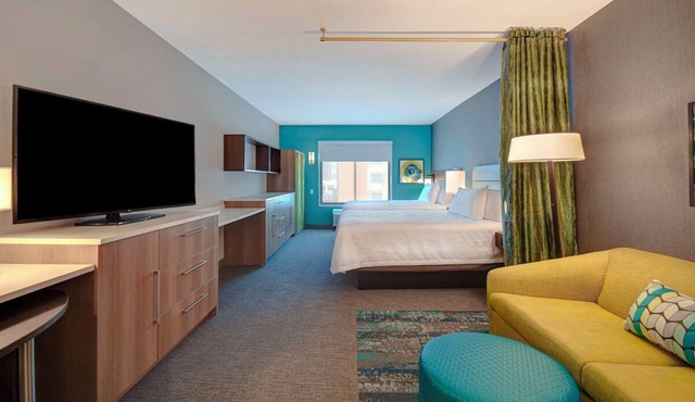 Indulge in Home Like Comfort! Pool, Kitchen, Free Breakfast, Pets Allowed!