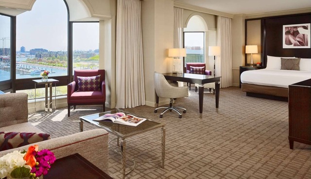 Indulge in Home-Like Comfort! Near B&O Railroad Museum, Pets are Allowed Here