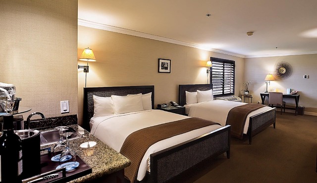 Indulge in Home Like Comfort! 3 Pleasant Units, Free Parking, Onsite Pool