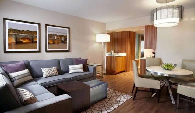 Indulge in Home Like Comfort! Parking, Onsite Pool, Near The White House