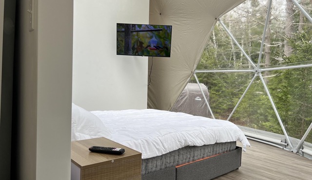 Indulge in luxurious bliss ￼: private Hot Tub, kayaking. So much more