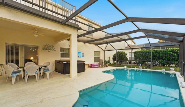 Indulge in Luxury: Hot Tub & Stunning Water View!