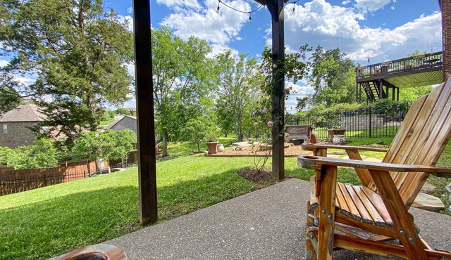 Indulge in Relaxation:King Bed Suite with Park Access for Your Ultimate Getaway!