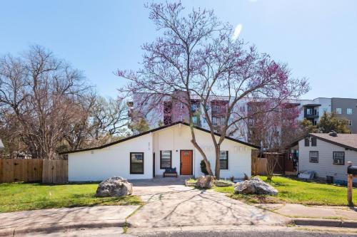 Indulge in SoCo Vibes at New 2024 Home with Outdoor TV & Heavenly Bed