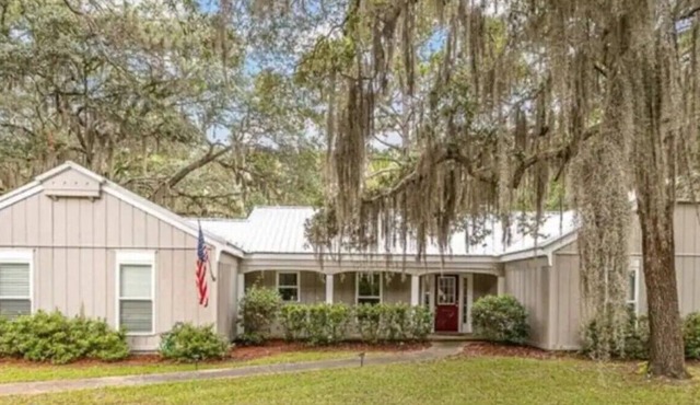 Indulge in the ultimate experience at Quite a Catch in coastal Darien, GA.