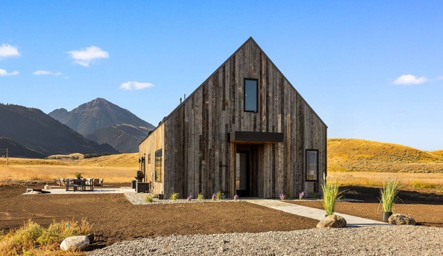 Indulge in the Ultimate Western Retreat: Ideal location close to adventures