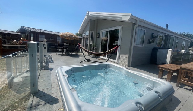 Indulgence Lakeside Lodge i1 is prime location with private fishing peg and hot tub at Tattershall