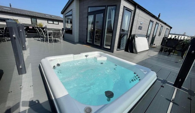 Indulgence Lakeside Lodge i3 with hot tub, private fishing peg situated at Tattershall Lakes Country Park