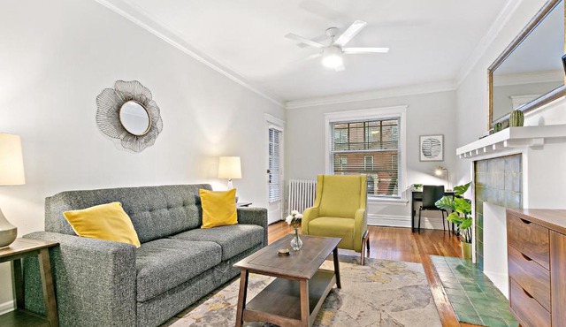 Indulging 2BR Apartment in Festive Boystown - Buckingham 1