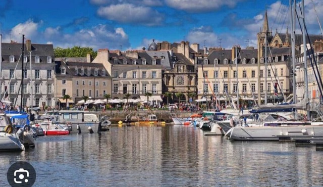 Industrial apartment with billiard table in Vannes city center