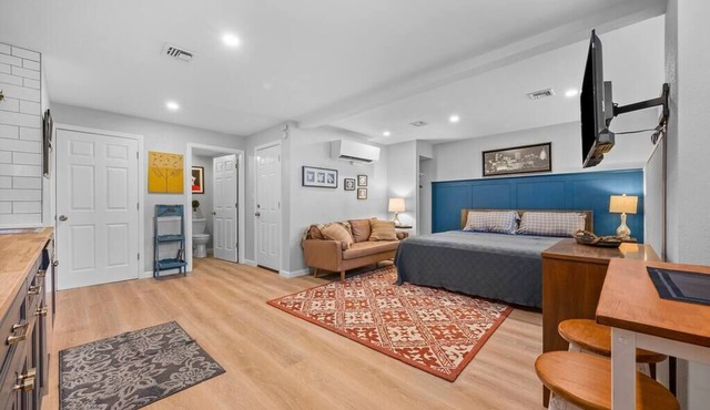 Industrial Chic Studio-Modern Comfort in the Burgh