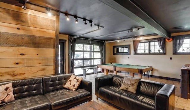 Industrial Loft 1, Hot Tub, Pool Table & Private Lake Escape