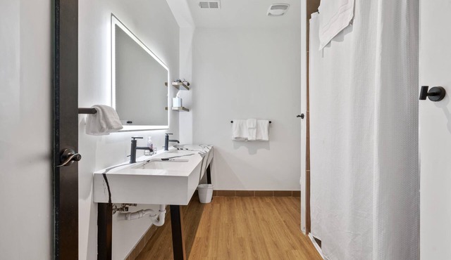 Industrial Loft 5 min to UPMC Shadyside CMU Pitt, sleeps 4