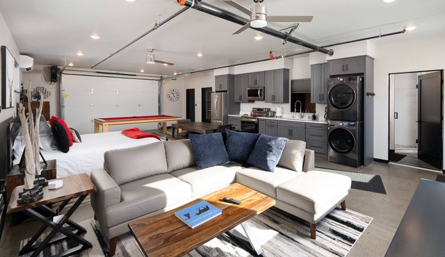 Industrial Retreat Where Recreation Abounds! Dogs OK, Pool Table, BBQ & More!