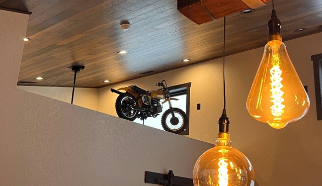Industrial style 2- bedroom: garage, hot tub, AC, Fireplace, Wi-Fi!