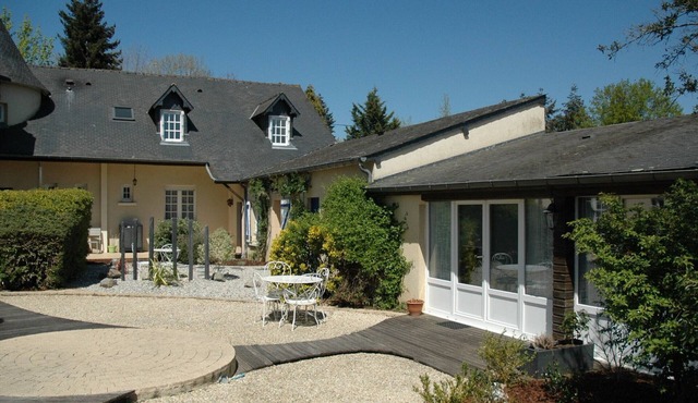 Industrial-Style Cottage near Le Mans - 2 BR, Garden, Pool Access, All-Inclusive