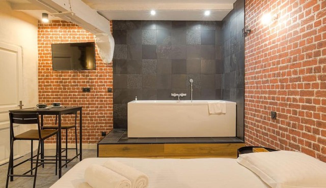Industrial-style studio with bathtub, Vieux-Lyon