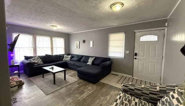 Indy 500 Stay! Cozy 3BR Only 6 Minute Walk to IMS