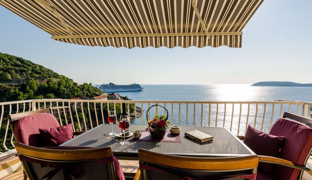 Indy's Beach Apartments -Two Bedroom Apartment with Balcony and Sea View
