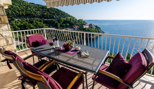 Indy's Beach Apartments -Two Bedroom Apartment with Balcony and Sea View