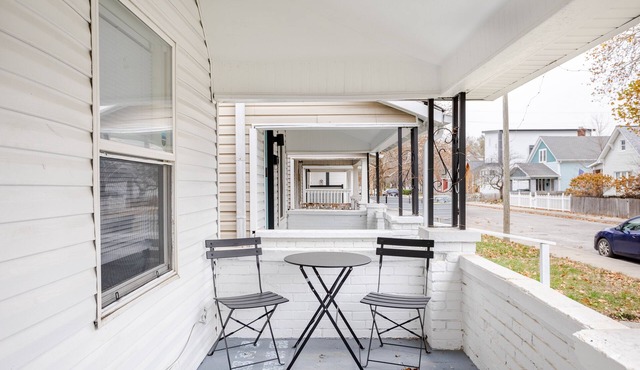 Indy Yellow Modern Stylish City Oasis 3BR Retreat with Parking