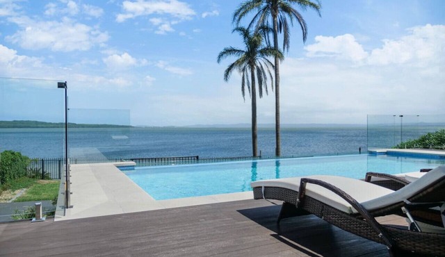 Infinity on Moss Panoramic Lakefront 6 BDRM Villa