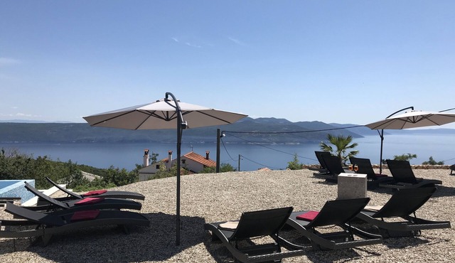 Infinity pool, 3 apartment areas, brand new !
