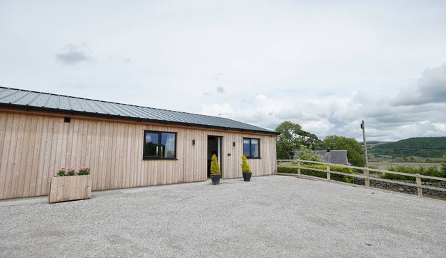 INGLEBOROUGH LODGE, with a garden in Settle