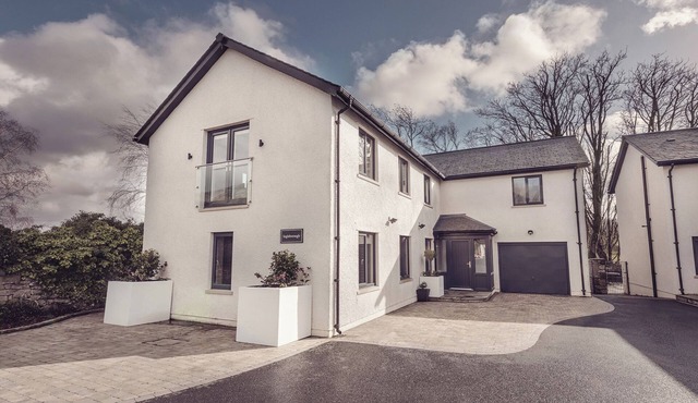 INGLEBOROUGH, pet friendly, with hot tub in Kirkby Lonsdale