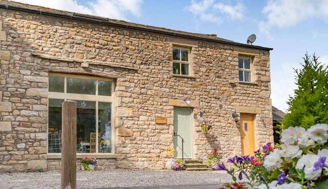 INGLEBOROUGH VIEW, romantic, character holiday cottage in Hornby