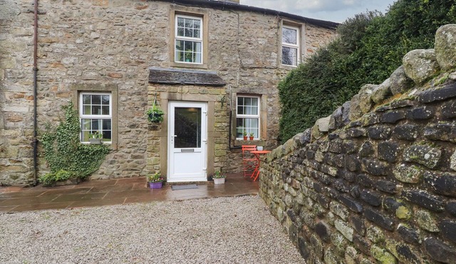 INGLENOOK COTTAGE, pet friendly, with a garden in Long Preston