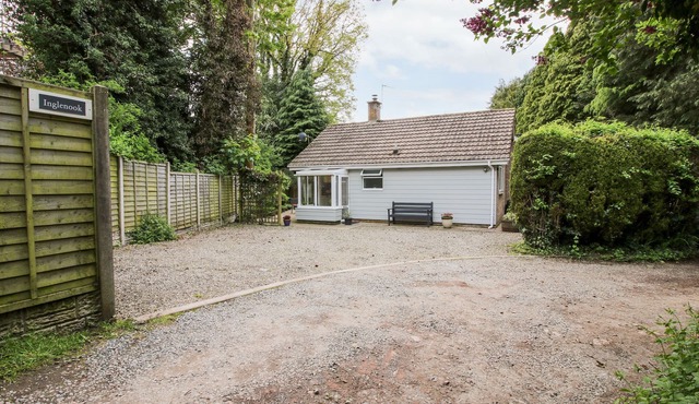 INGLENOOK, family friendly, with open fire in Ludlow