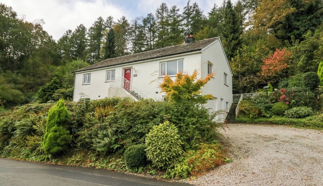 INGLENOOK, pet friendly, with open fire in Ulverston