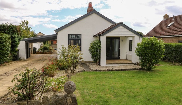 INGLENOOK, pet friendly, character holiday cottage in Ripon