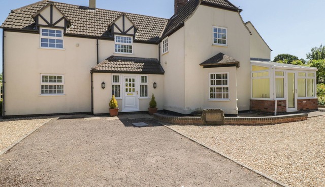 INGLESIDE, family friendly, character holiday cottage in Adsett