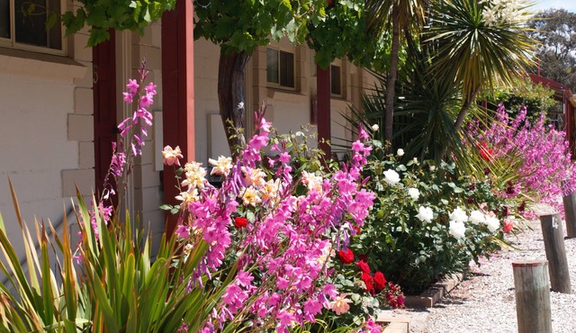 Inglewood Motel and Caravan Park