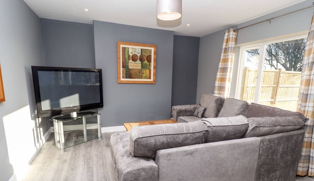 INGS FARMHOUSE, pet friendly, with a garden in Leverton