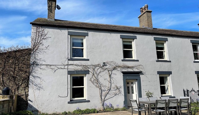 INGS HOUSE, pet friendly, character holiday cottage in Hawes