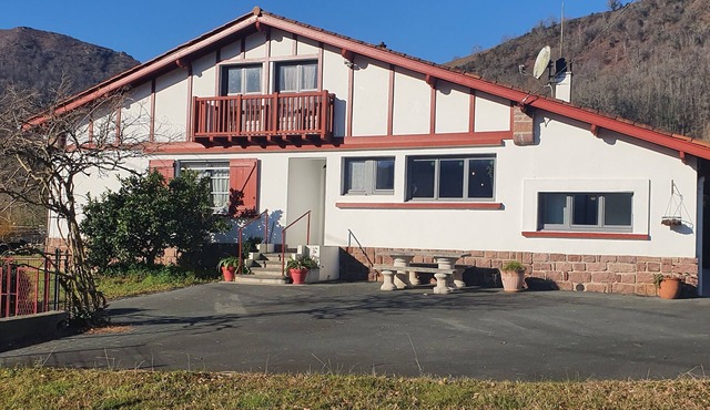Inland Basque Country, house at the foot of the mountains and 30 minutes from the sea