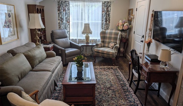 Inlaw apt/guest suite w/full bath for rent during track season