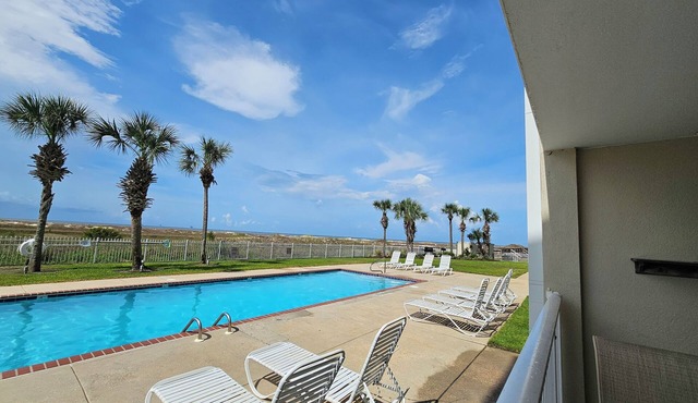 Inn at Dauphin Island 109 Family Friendly Sleeps 8-Walk out to Pool and Beach